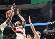 雄鹿主场力克劲敌，领跑东部赛区